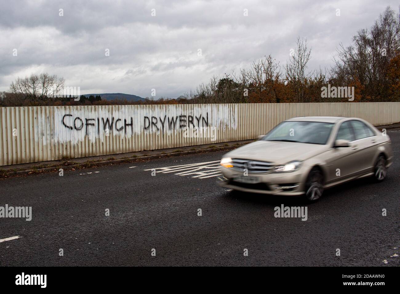 Cardiff, Galles, Regno Unito. 11 Nov 2020. Un messaggio recita 'Cofiwch Dryweryn' - Ricordati Tryweryn su un ponte vicino a Hensol, Galles. Credito: Lewis Mitchell Foto Stock
