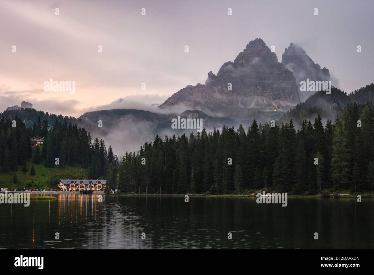 Vista del lago di Misurina e tre cime di Lavaredo al tramonto, Auronzo di Cadore Foto Stock