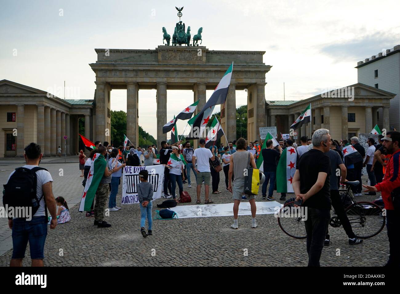 Eine Demonstration von Exil-Syrern vor dem Brandenburger Tor, Pariser Platz, Berlin-Mitte (nur fuer redaktionelle Verwendung. Keine Werbung. Referenz Foto Stock