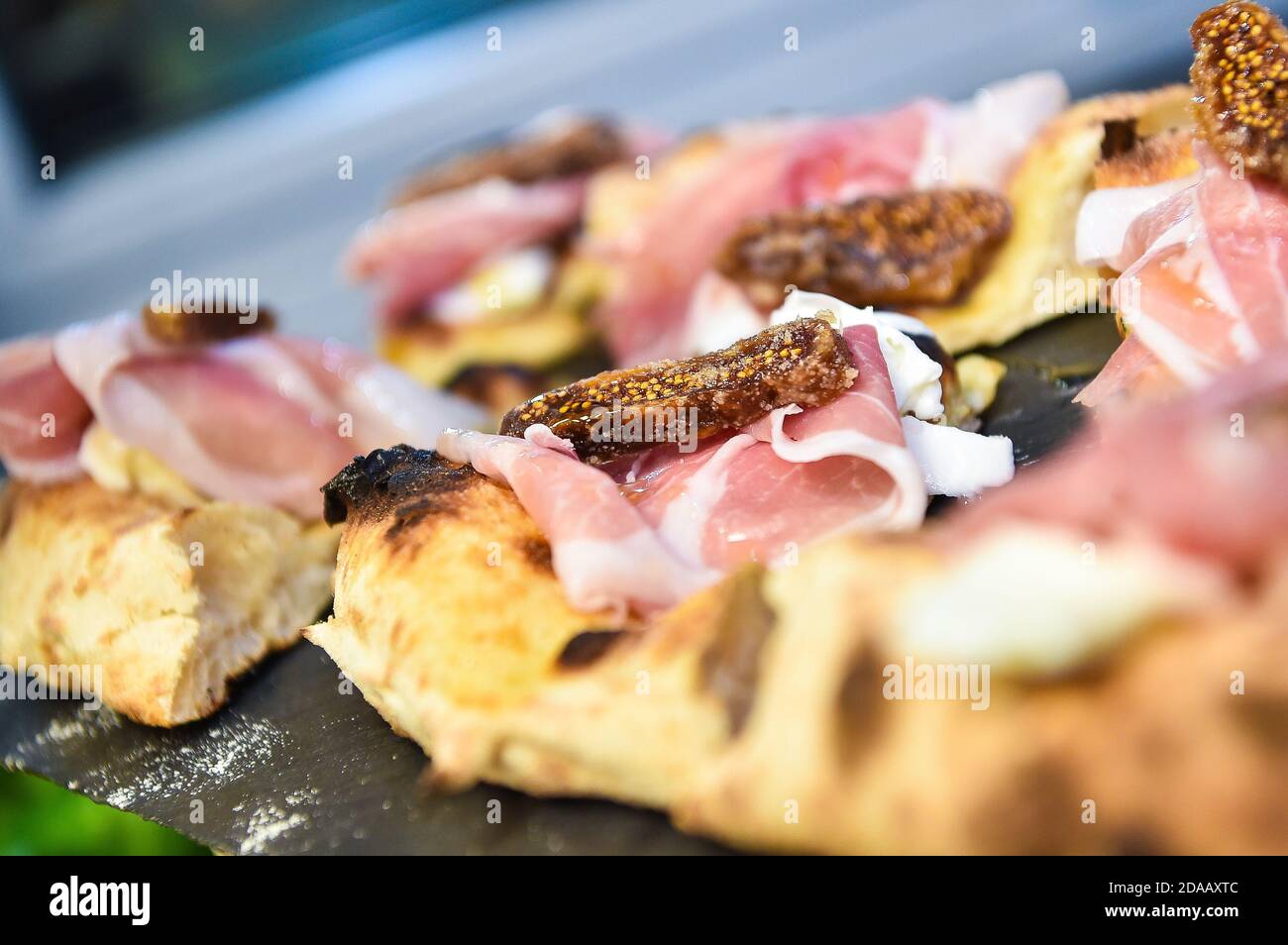 pizza fichi e prosciutto cibo italiano Foto Stock