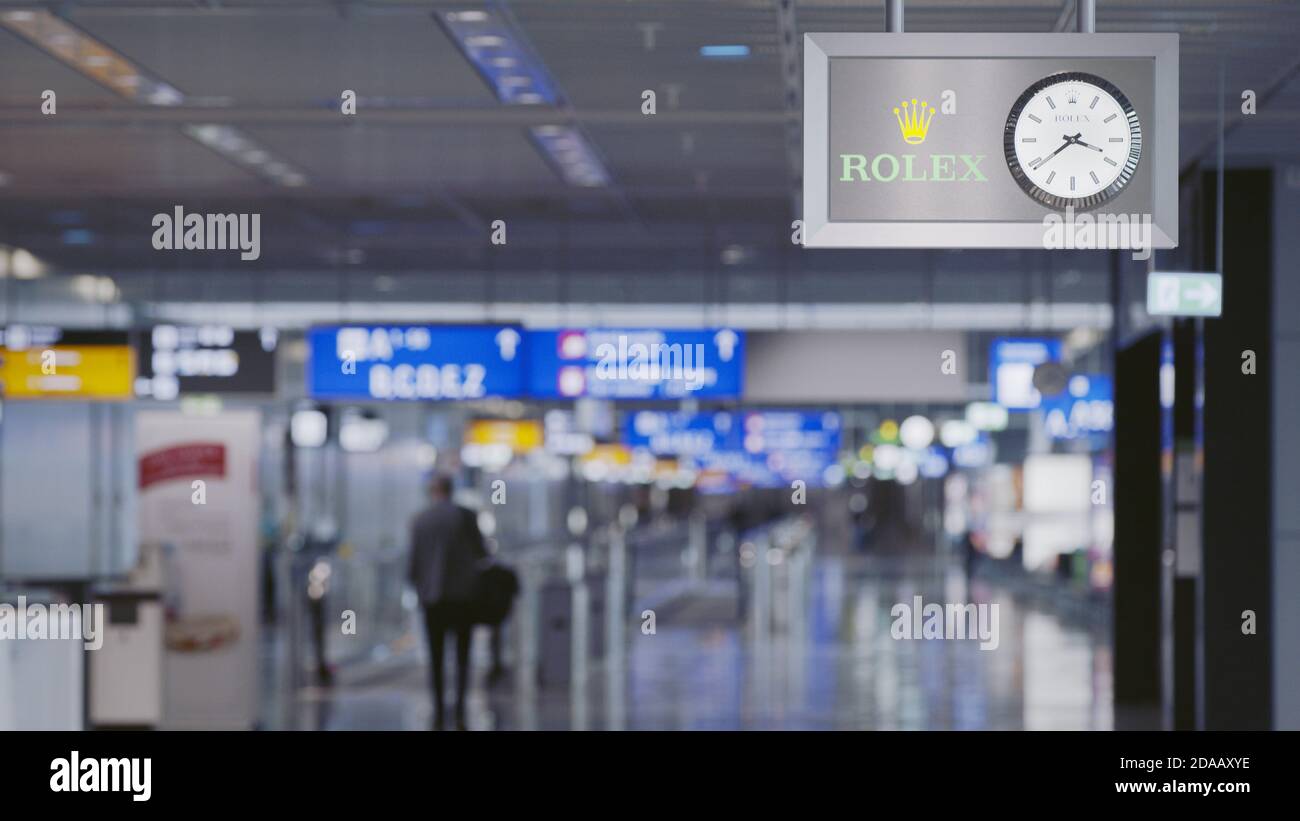 Francoforte, Assia/Germania - 2 novembre 2020: Aeroporto di Francoforte quasi vuoto rispetto agli anni precedenti. Solo poche persone che viaggiano e un sacco di clo Foto Stock
