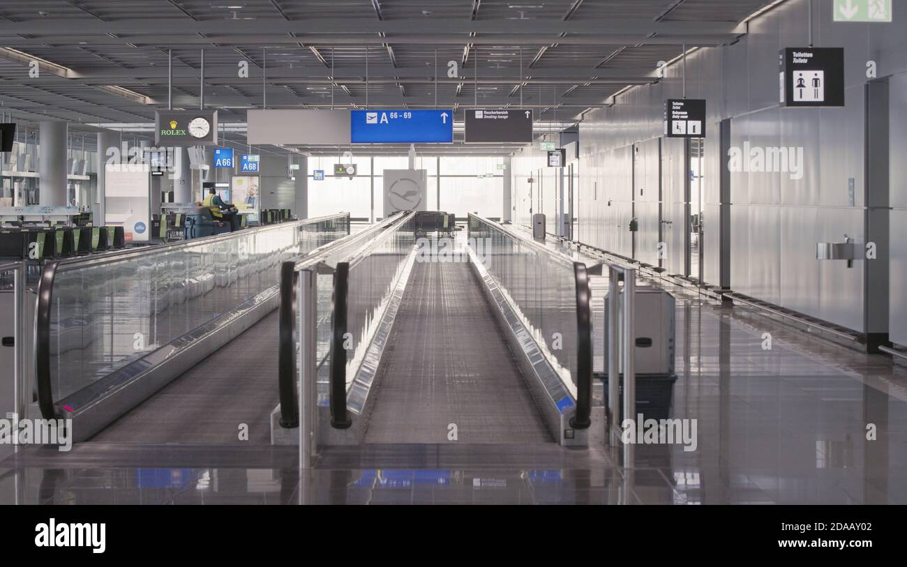 Francoforte, Assia/Germania - 2 novembre 2020: L'aeroporto di Francoforte sul meno è quasi vuoto rispetto agli anni precedenti. Corridoi infiniti con solo pochi piselli Foto Stock
