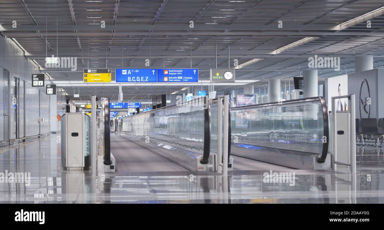 Francoforte, Assia/Germania - 2 novembre 2020: Aeroporto di Francoforte quasi vuoto rispetto agli anni precedenti. Solo poche persone che viaggiano e un sacco di clo Foto Stock