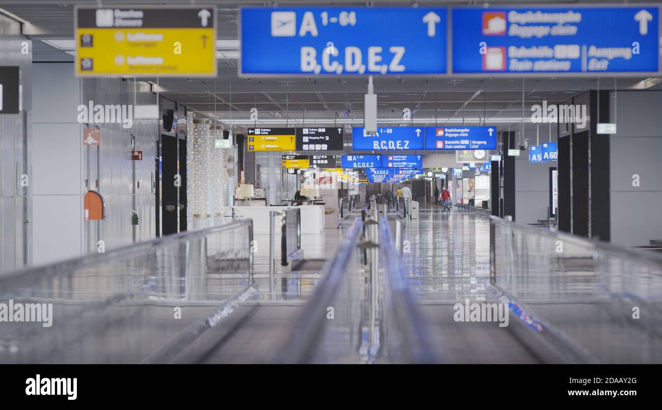 Francoforte, Assia/Germania - 2 novembre 2020: Aeroporto di Francoforte quasi vuoto rispetto agli anni precedenti. Solo poche persone che viaggiano e un sacco di clo Foto Stock