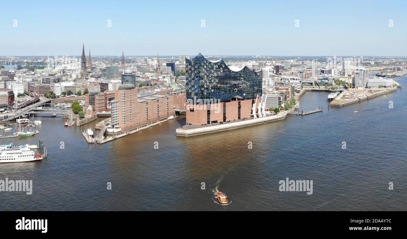 Panorama Luftbild: Die Skyline von Hamburg u.a. mit der Elbphilharmonie, Hamburg (nur fuer redaktionelle Verwendung. Keine Werbung. Referenzdatenbank: Foto Stock