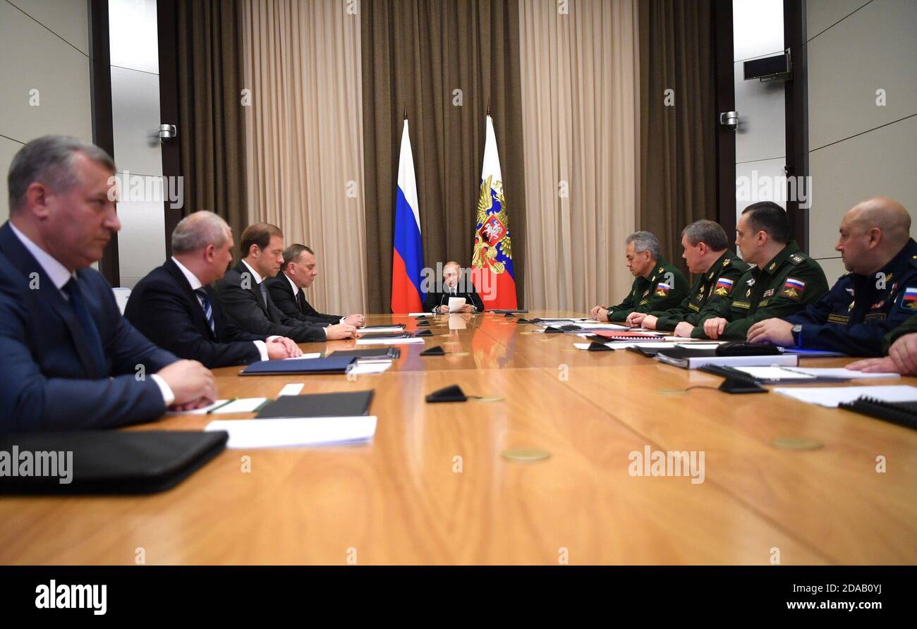 11 novembre 2020. - Russia, Sochi. Il presidente russo Vladimir Putin incontra alti funzionari del ministero della difesa russo, capi di agenzie federali e imprese del settore della difesa. Foto Stock