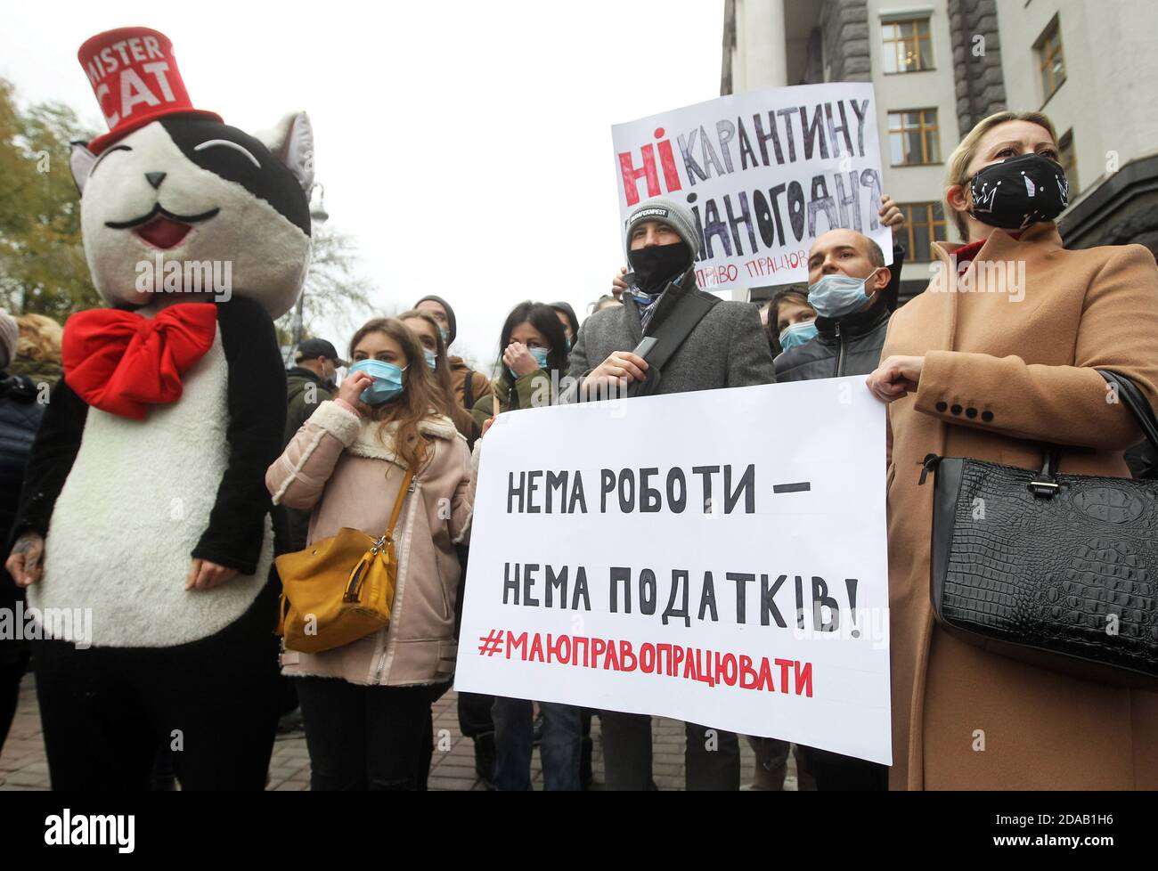 I manifestanti che indossano maschere facciali mostrano cartelli durante una protesta dei dipendenti del servizio alimentare contro le rigide misure del Covid19 a Kiev. I lavoratori dei ristoranti e dei caffè si sono riuniti fuori dall'edificio del gabinetto dei ministri per protestare contro l'applicazione da parte del governo di severe misure per prevenire la diffusione del coronavirus COVID-19 introducendo un blocco a. Fine settimana in Ucraina. Il Gabinetto dei Ministri sta preparando cambiamenti che regolano il regime di blocco in Ucraina, che propone di introdurre una quarantena rigorosa dalle 00:00 sabato alle 00:00 lunedì, cioè, ogni fine settimana, riportato da MED Foto Stock