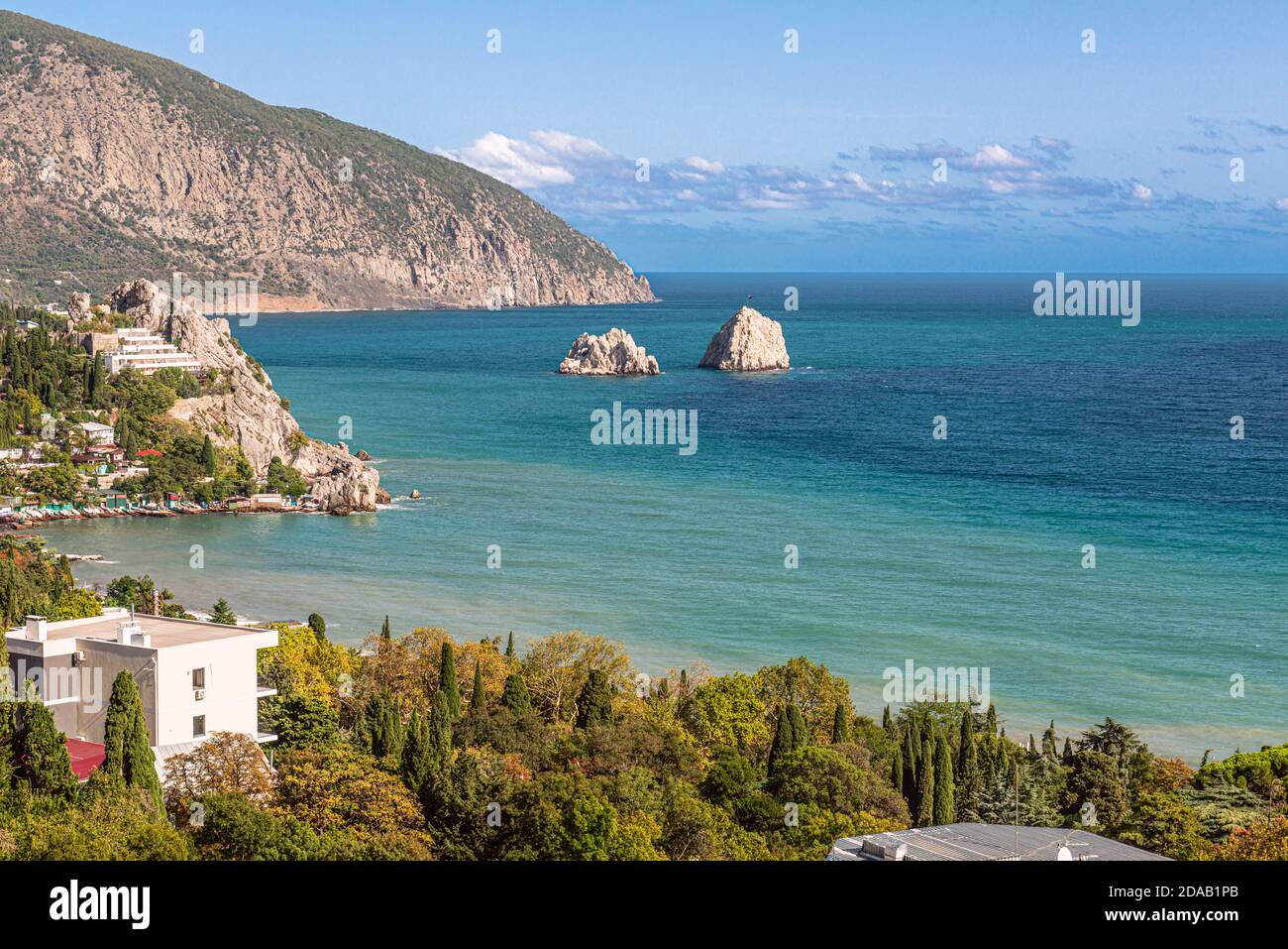 Seascape in Crimea con una vista sulla famosa montagna Ayu Dag, Bear montagna Foto Stock