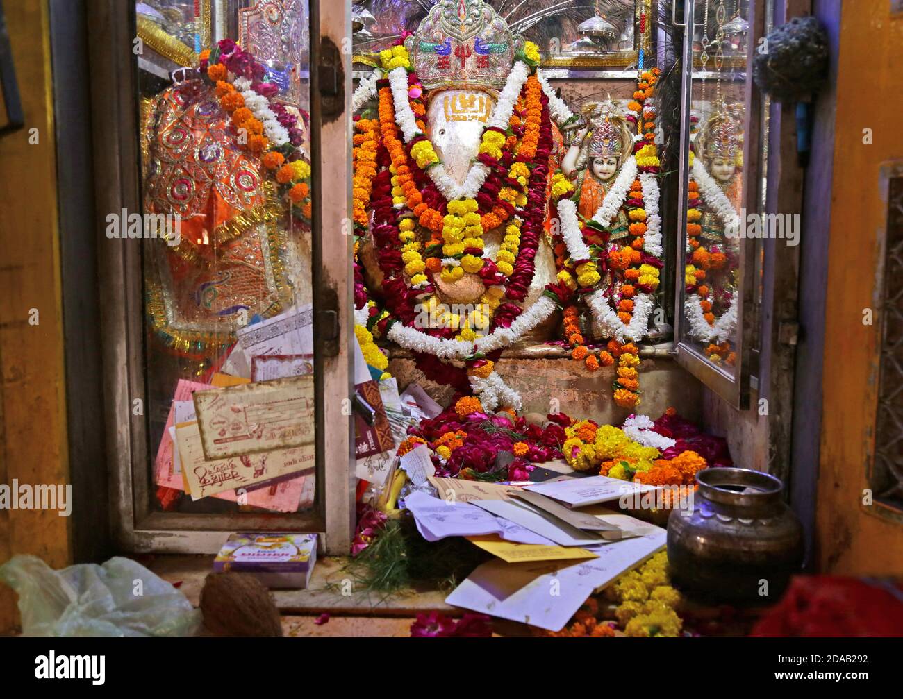 Beawar, Rajasthan, India, 11 novembre 2020: Diverse famiglie offrono il primo biglietto d'invito al matrimonio con il Dio indù Ganesha (la Divinità con la testa dell'Elefante) con la Dea Riddhi Siddhi al tempio di Ganapati davanti al festival delle luci di Diwali a Beawar. I matrimoni inizieranno il 25 novembre su Dev Uthani Ekadashi in religione indù. Secondo la credenza, le famiglie indù offrono il primo invito del matrimonio alla Deità Ganesha. Credit: Sumit Saraswat/Alamy Live News Foto Stock