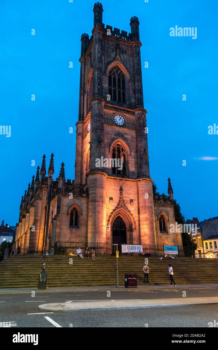 Vista notturna della Chiesa di San Luca, conosciuta localmente come la chiesa bombardata, un'ex chiesa parrocchiale anglicana a Liverpool, Inghilterra, Regno Unito Foto Stock