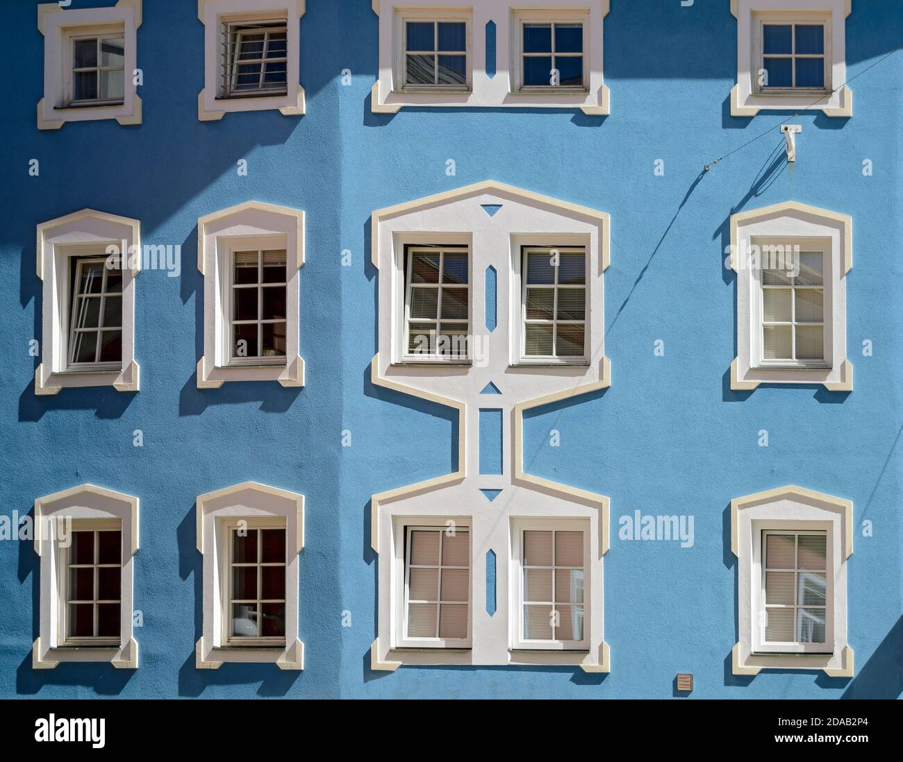 Facciata dipinta in blu e bianco di una tradizionale casa borghese a Lienz, Austria Foto Stock