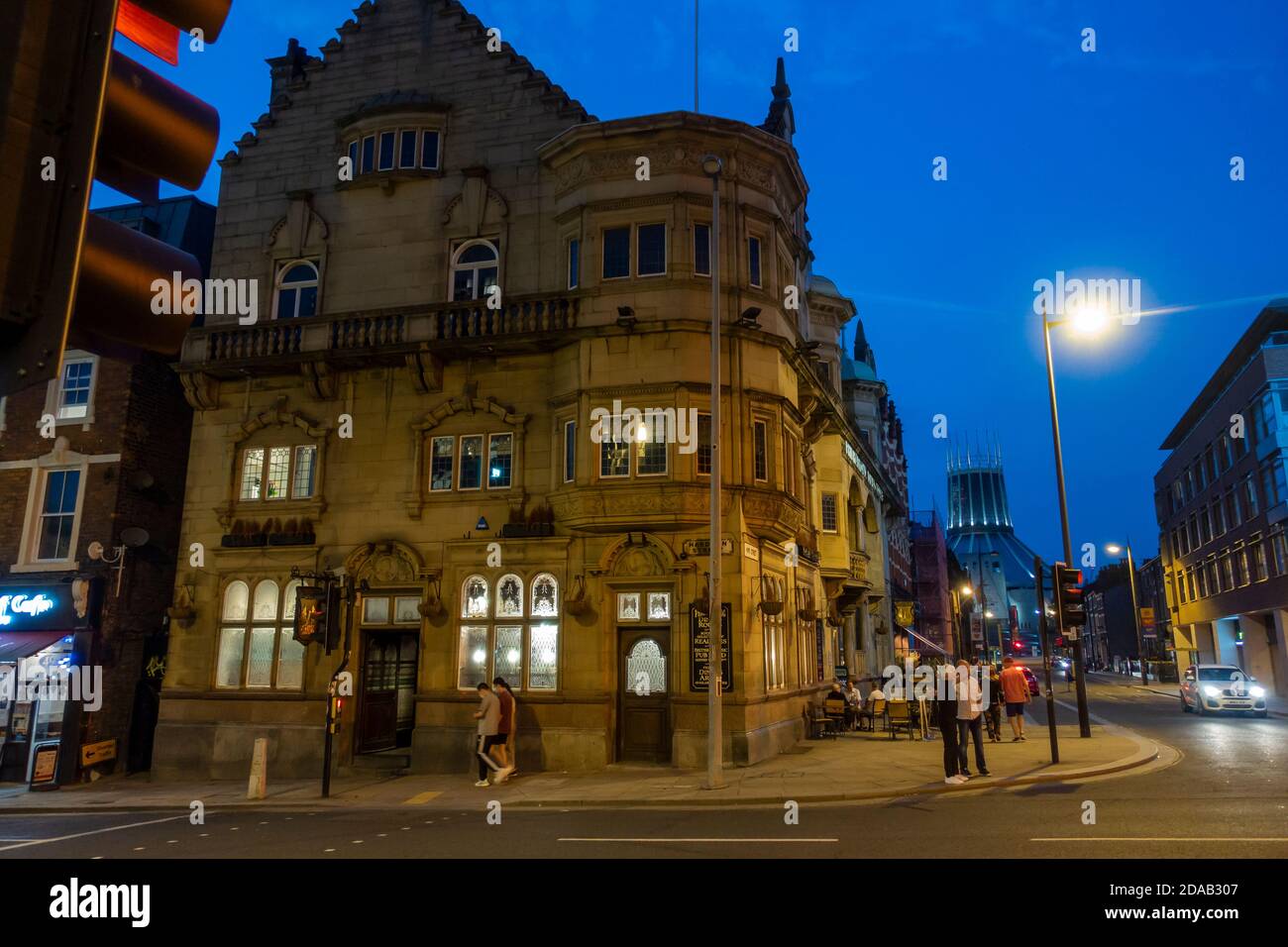 Vista notturna della Philharmonic Dining Rooms, una casa pubblica all'angolo di Hope Street e Hardman Street a Liverpool, Inghilterra, Regno Unito Foto Stock