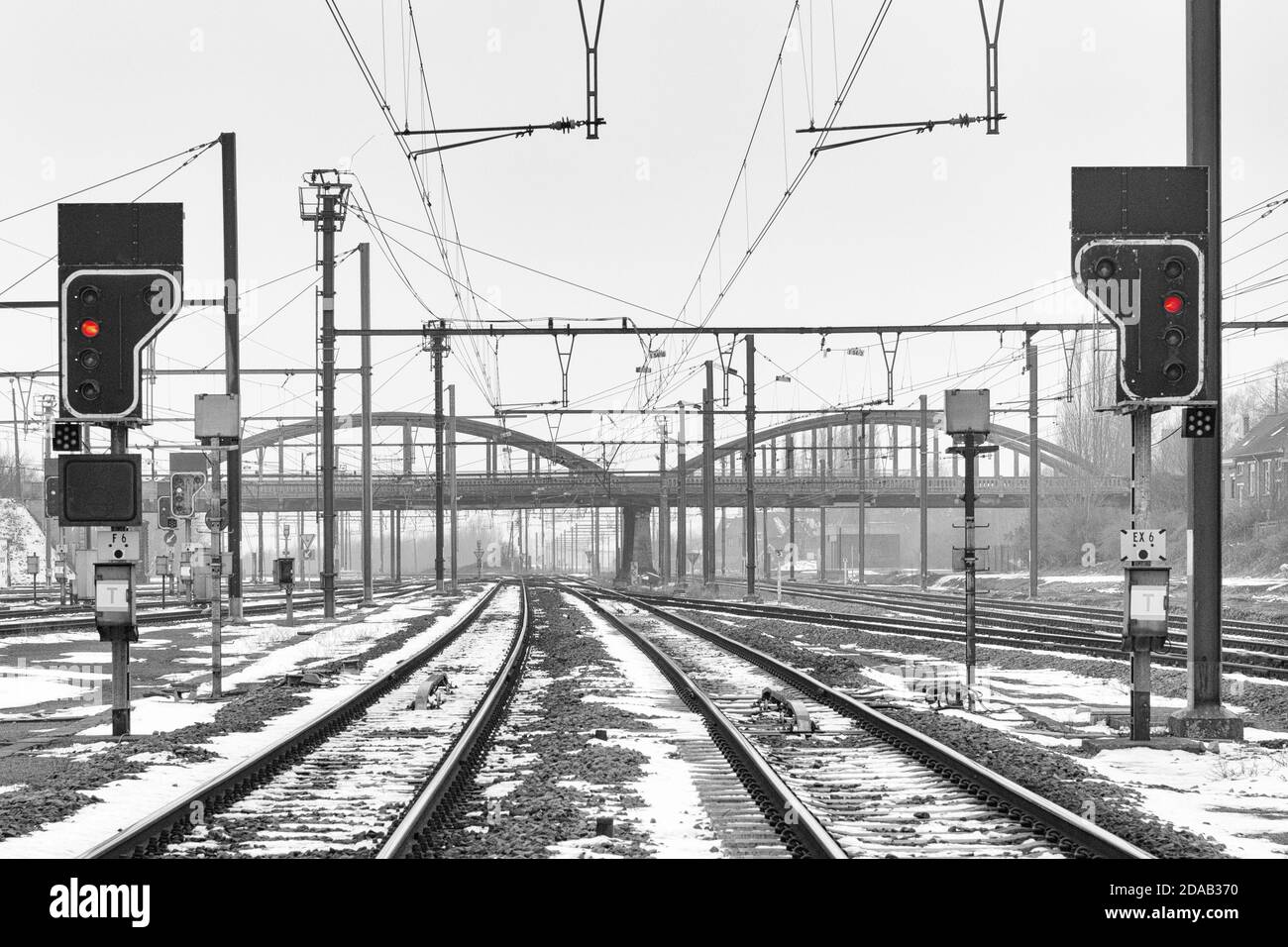 Stazione ferroviaria in un paesaggio nebbioso e nevoso Foto Stock