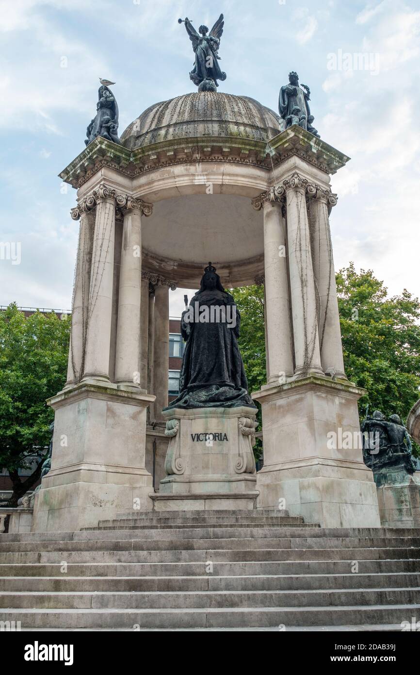 Il monumento della Regina Vittoria fu costruito sopra l'ex sito del Castello di Liverpool a Derby Square a Liverpool. Inghilterra, Regno Unito Foto Stock