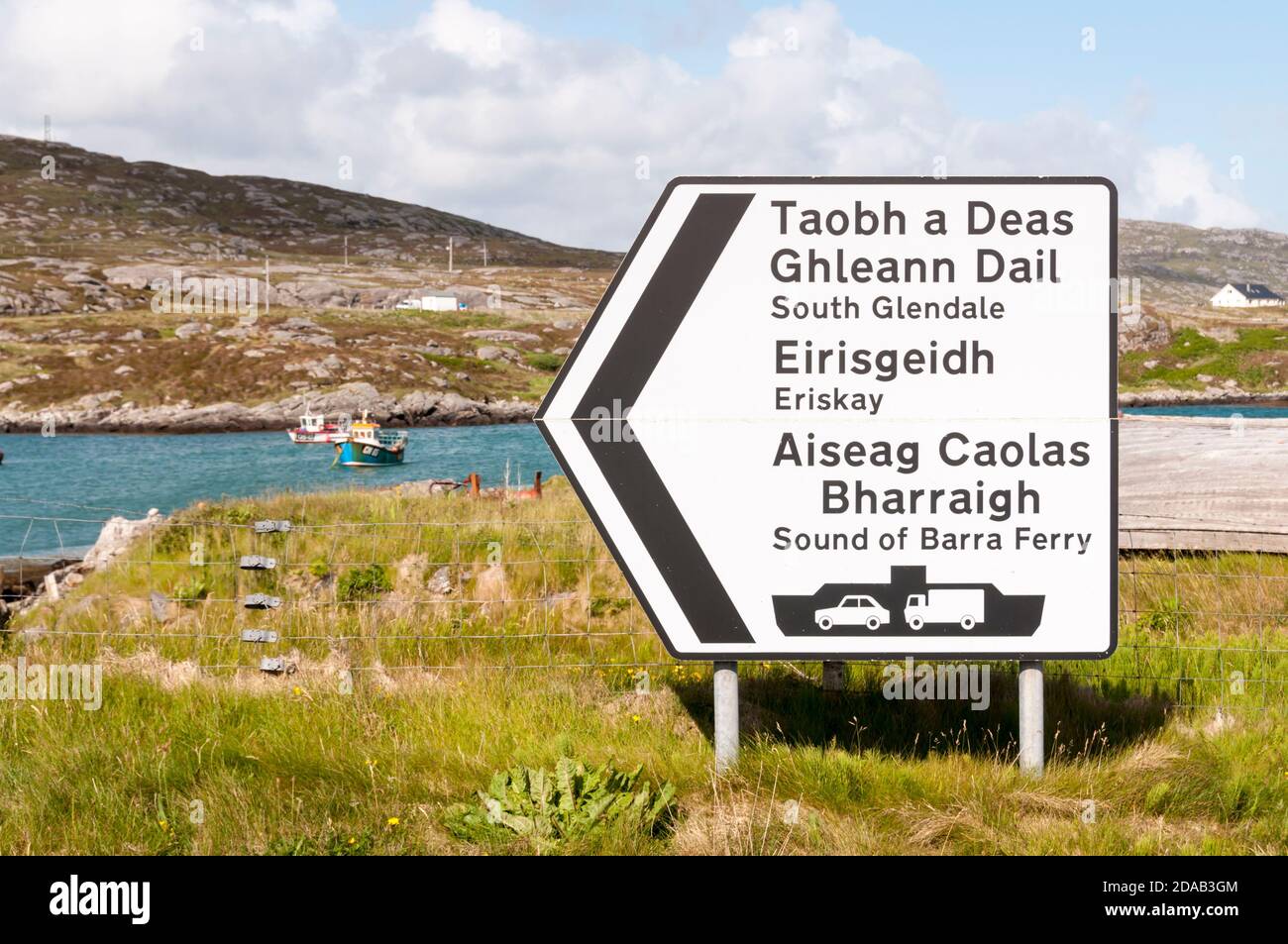 Ebridi esterne. Insegna su South Uist in inglese e Gaelic per la strada rialzata sud per Eriskay e Sound of barra Ferry sud per l'isola di barra. Foto Stock