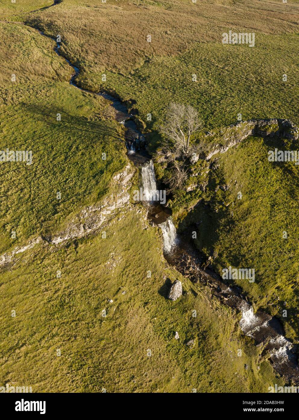 cray cade nel wharfedale yorkshire su un'immagine di drone di giorno soleggiato Foto Stock