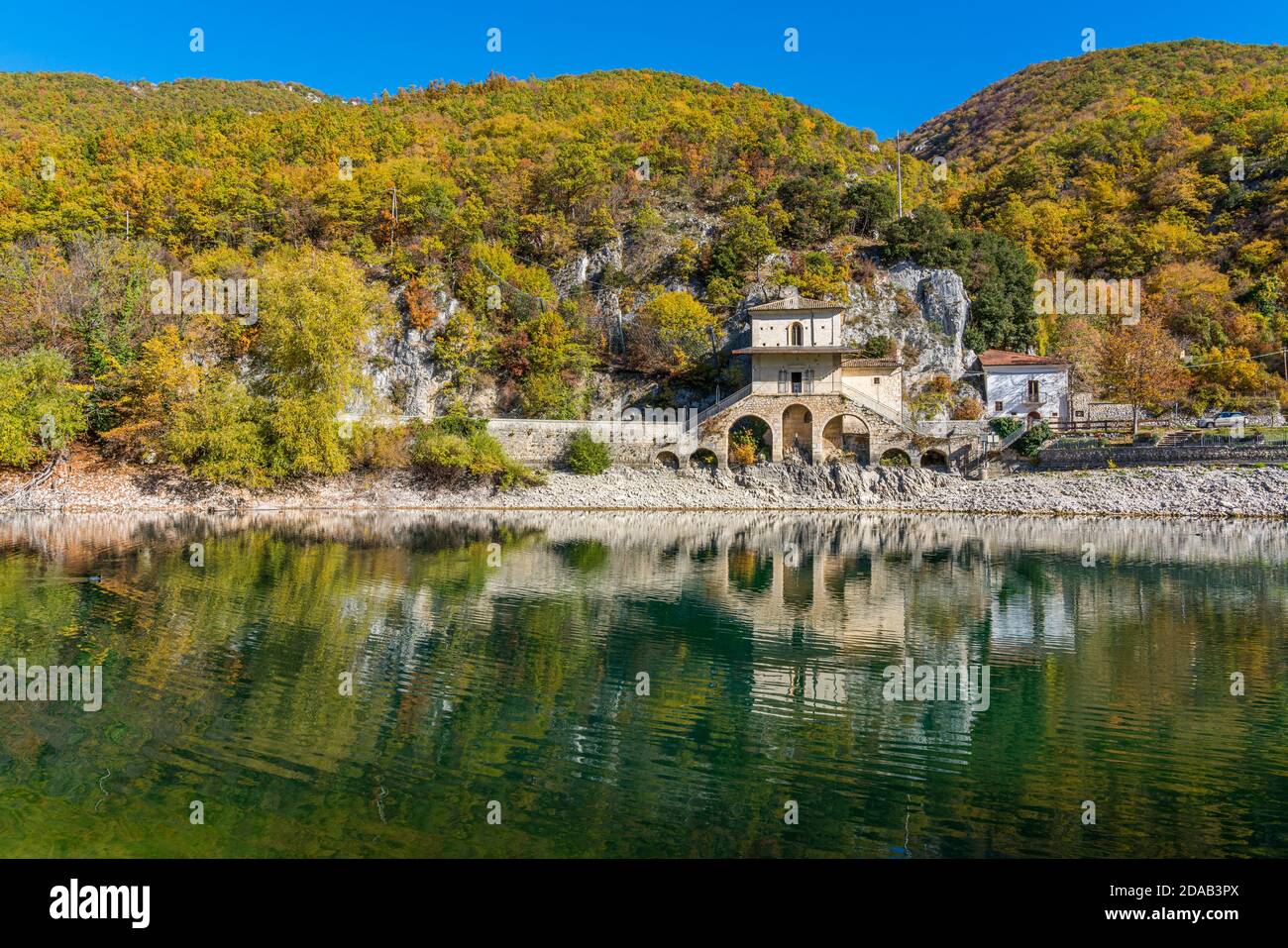 Idilliaco paesaggio autunnale al Lago di Scanno, provincia di l'Aquila, Abruzzo, Italia. Foto Stock