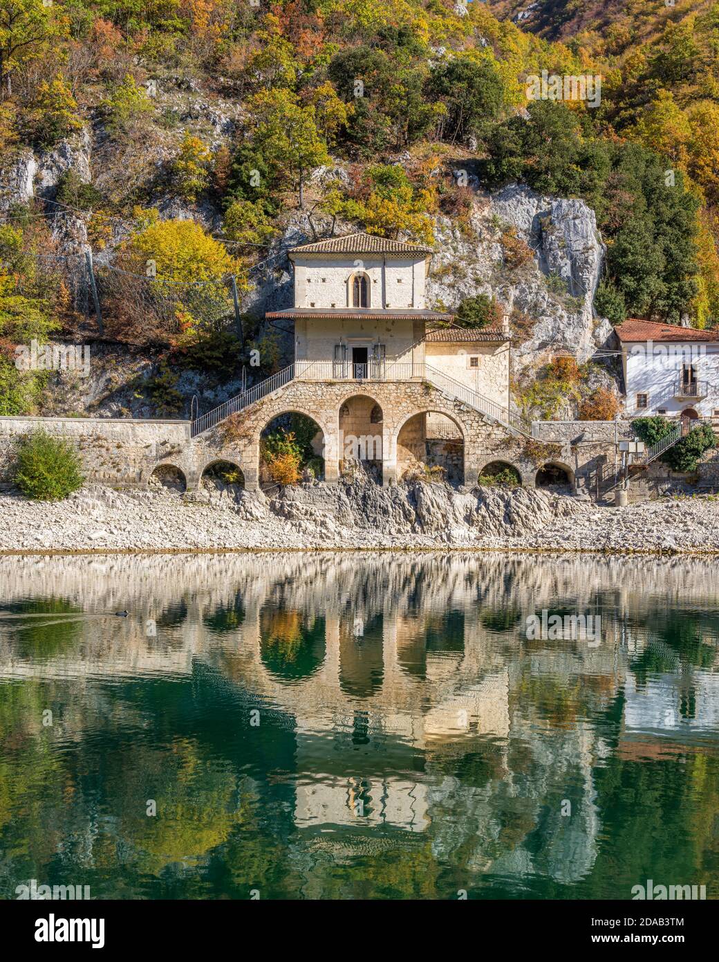 Idilliaco paesaggio autunnale al Lago di Scanno, provincia di l'Aquila, Abruzzo, Italia. Foto Stock