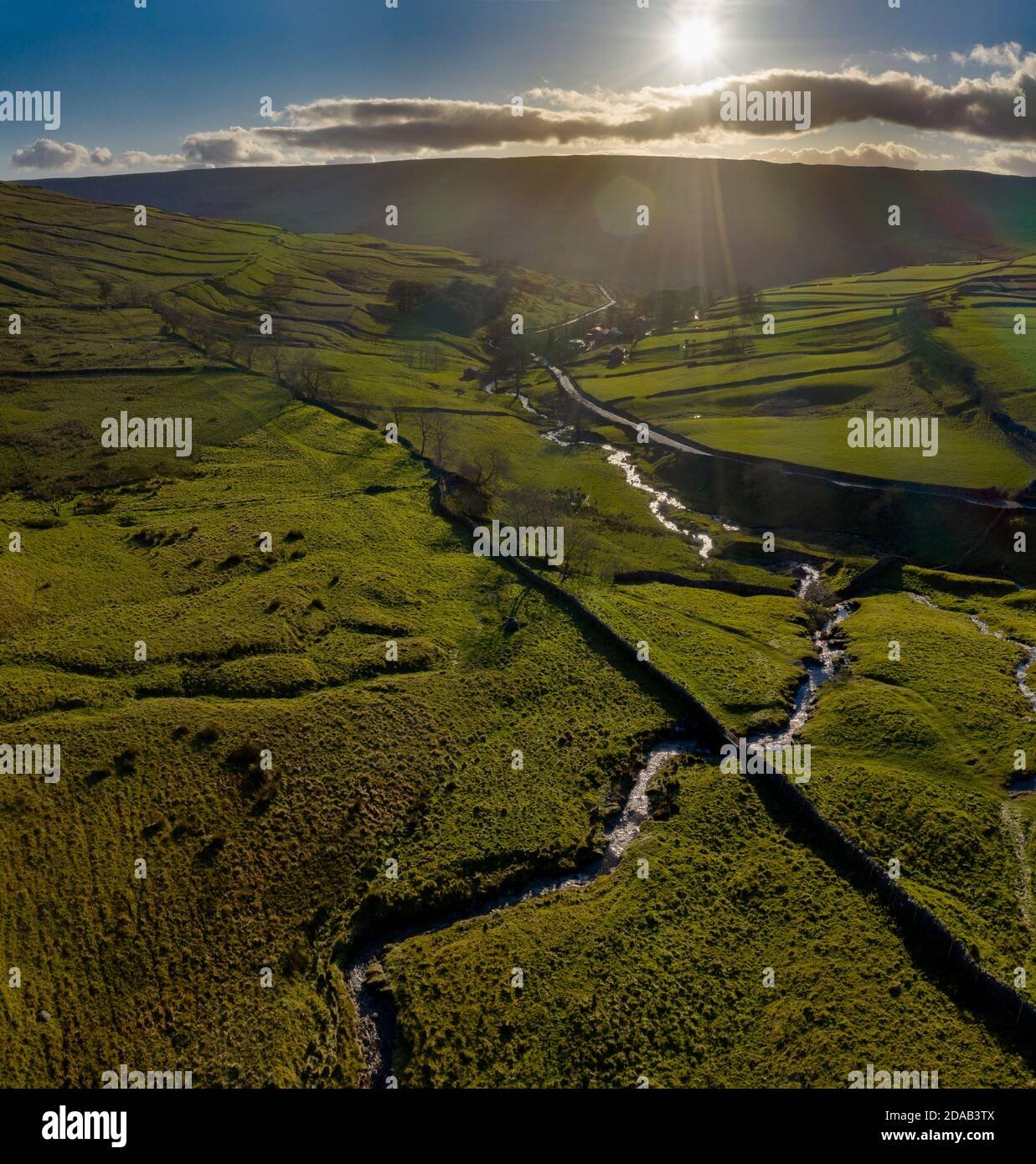 Cray Gill accanto a Buckden Pike guardando al sole che tramonta vista aerea dal drone Foto Stock