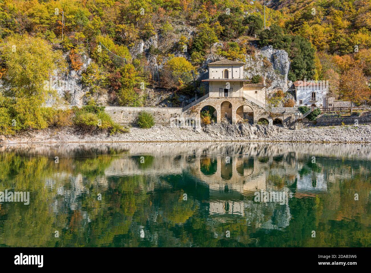 Idilliaco paesaggio autunnale al Lago di Scanno, provincia di l'Aquila, Abruzzo, Italia. Foto Stock