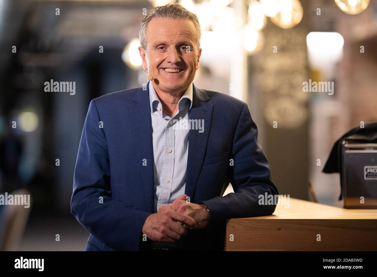 Fellbach, Germania. 03 Nov 2020. Frank Nopper (CDU), candidato all'elezione del Sindaco del Signore a Stoccarda, è in piedi presso un banco prima che il discorso dell'Accademia sia registrato. (A dpa: 'Nessuna alleanza di sinistra in vista prima dell'elezione mayoral di Stoccarda') Credit: Tom Weller/dpa/Alamy Live News Foto Stock