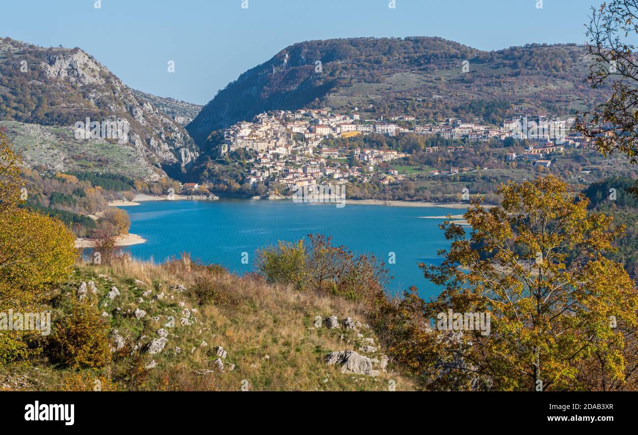 Panoramica vista autunnale a Barrea, provincia di L'Aquila nella regione Abruzzo d'Italia. Foto Stock