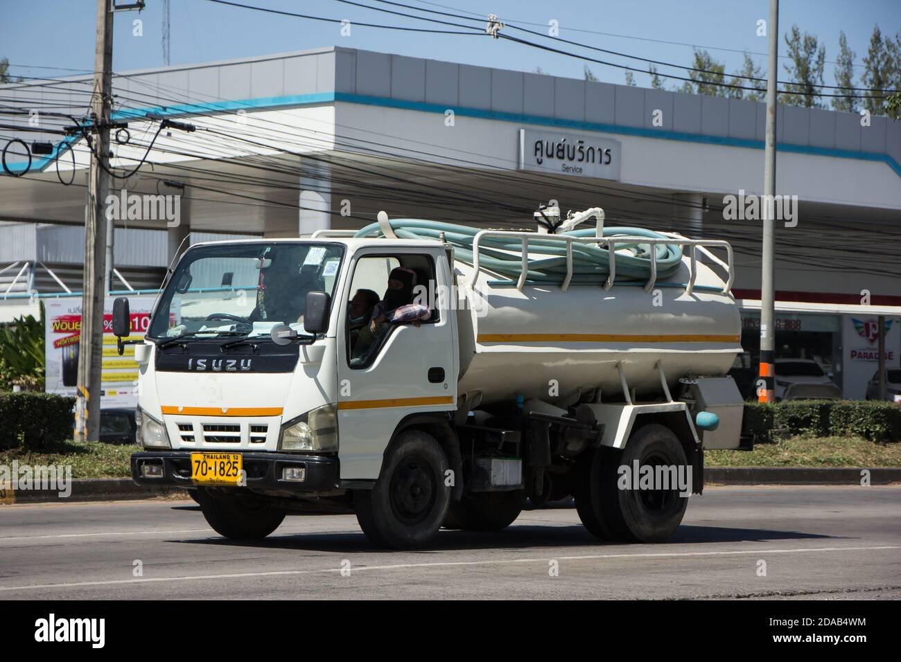 Chiangmai, Thailandia - Ottobre 26 2020: Privato di fogna camion. Foto sulla strada n.121 a circa 8 km dal centro di Chiangmai, thailandia. Foto Stock