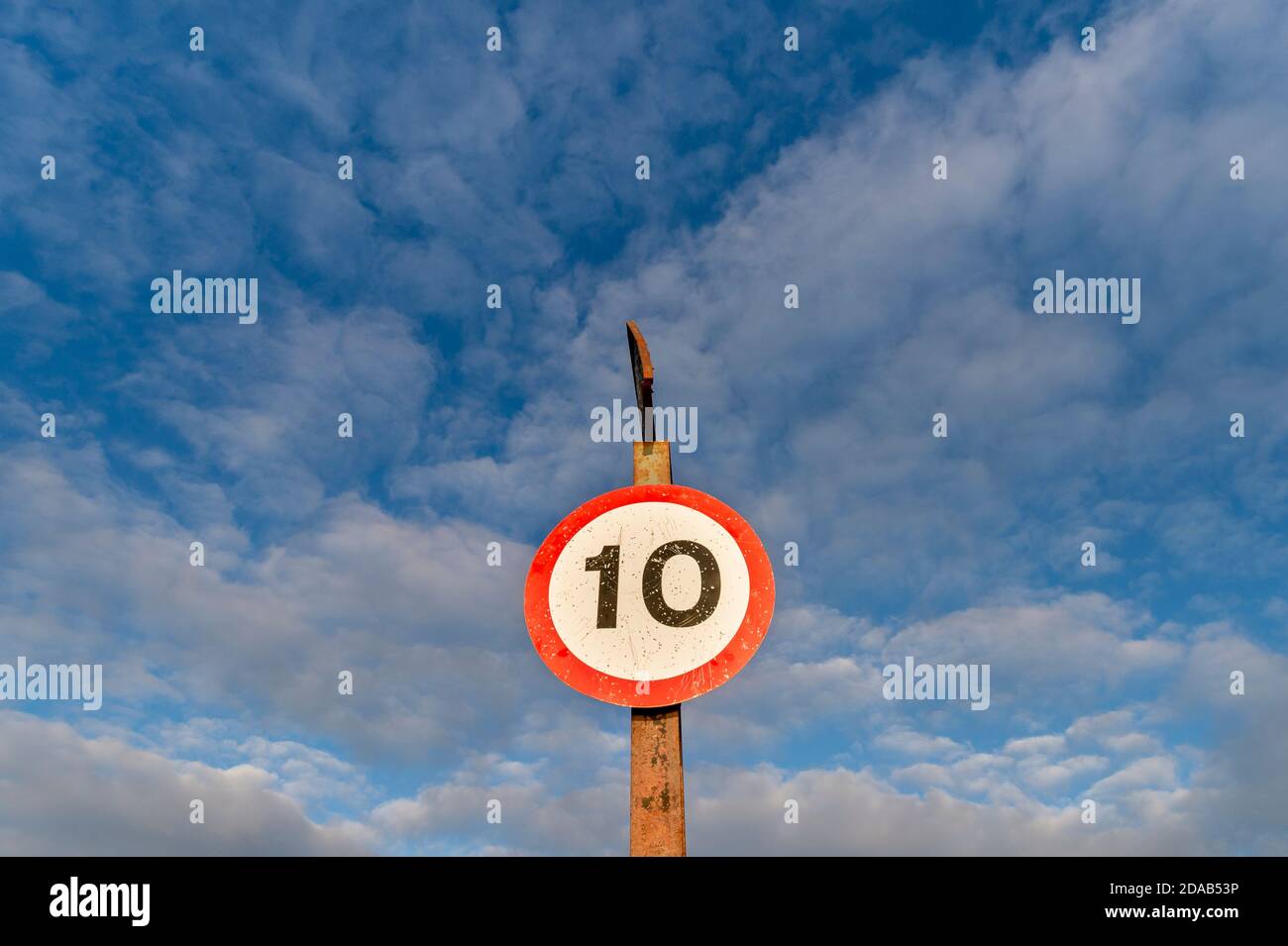 segno 10 km/h su sfondo blu Foto Stock