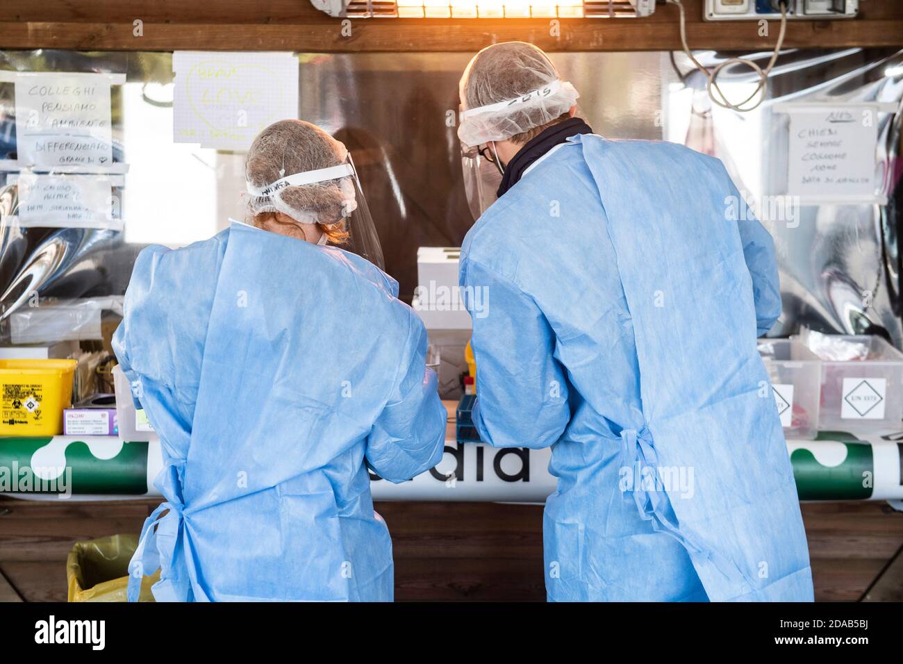 11 novembre 2020, Brescia, Lombardia, Italia: Coronavirus nuovo centro di test Covid medici e infermieri preparano i test per i pazienti (Credit Image: © Matteo Biatta/ZUMA Wire) Foto Stock