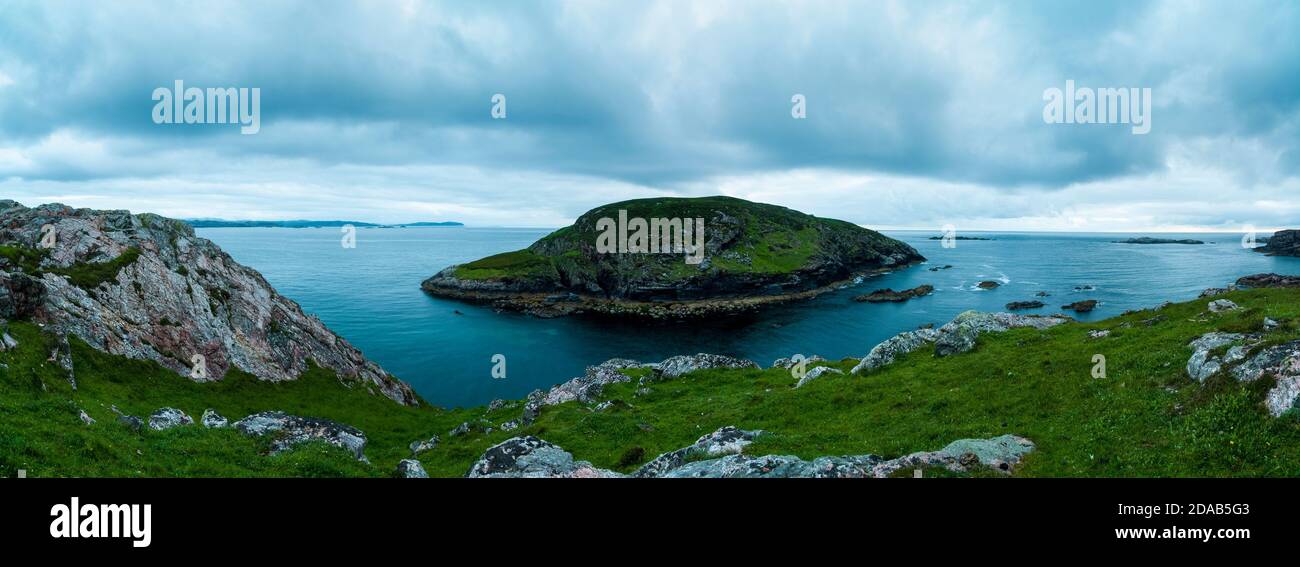 Una vista dell'isola di Eilean An Ròin Mòr dalle colline sopra Droman vicino Kinlochbervie sulla costa nord occidentale di Sutherland, Scozia. Giugno. Foto Stock