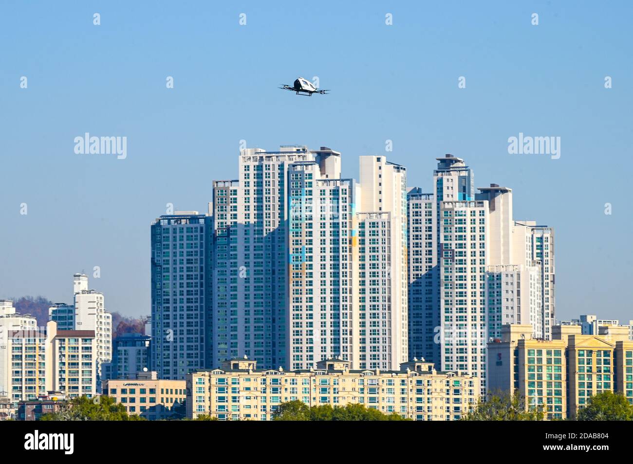 Seoul, Corea del Sud. 11 Nov 2020. Un taxi con drone volante a due posti passa di fronte allo skyline di Seoul, Corea del Sud, mercoledì 11 novembre 2020. Il governo sudcoreano ha dimostrato la tecnologia in un volo di prova. Foto di Thomas Maresca/UPI Credit: UPI/Alamy Live News Foto Stock