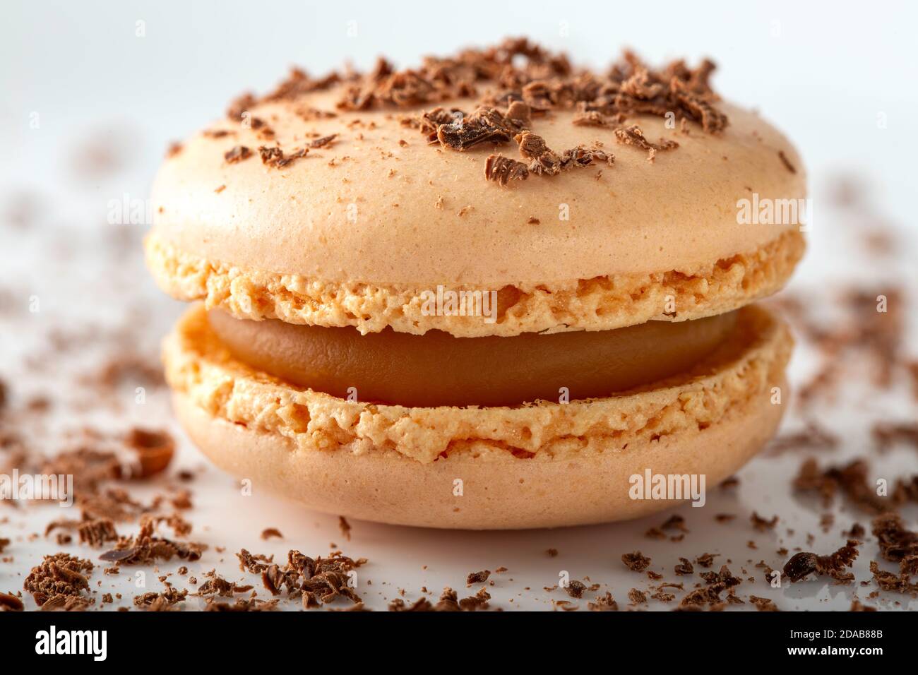 Un macaron con crema e cioccolato grattugiato - primo piano visualizza Foto Stock