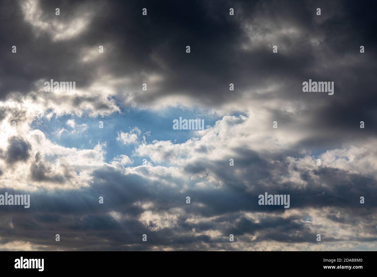 Raggi di sole attraverso il cielo nuvoloso Foto Stock