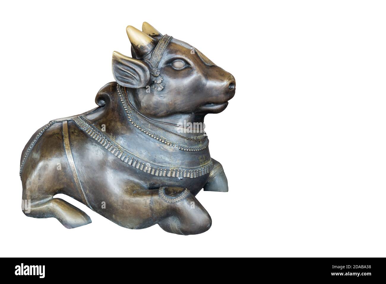 toro in metallo con imbracatura in ornamenti isolati su bianco Foto Stock