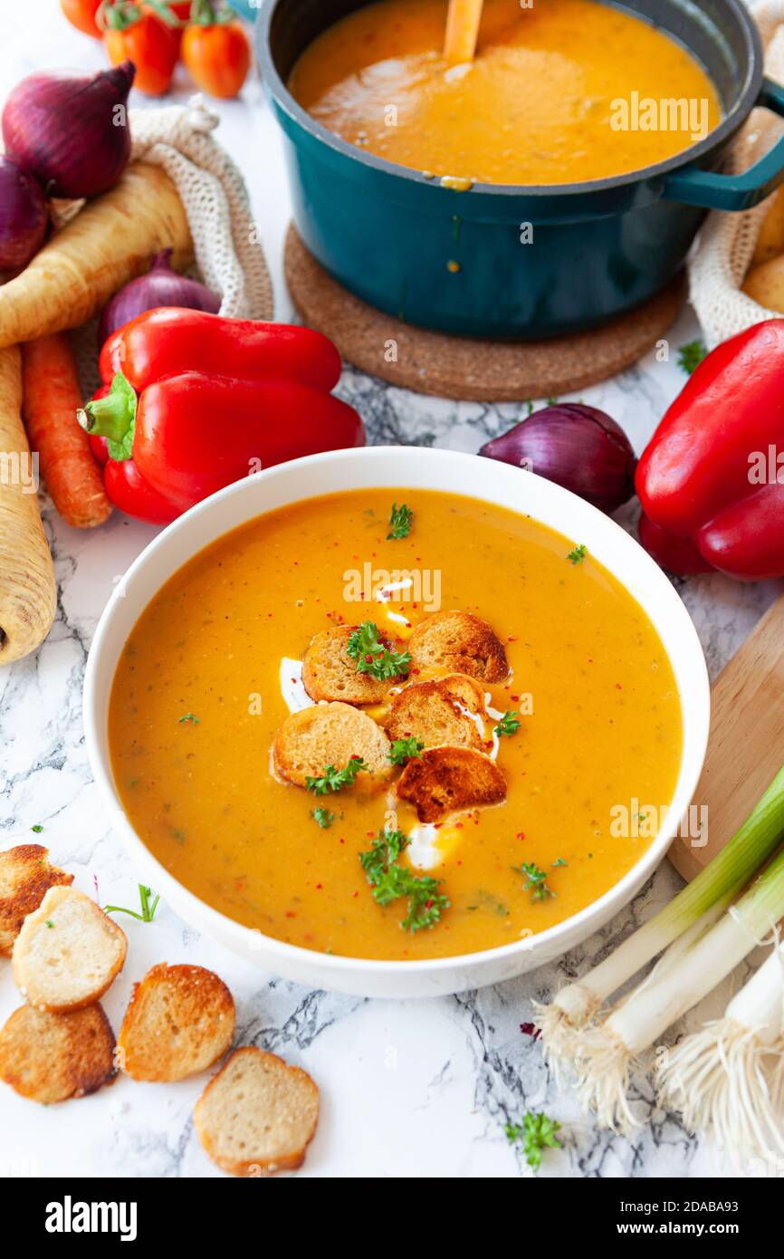 Ciotola di abbondante zuppa di patate con verdure fresche Foto Stock