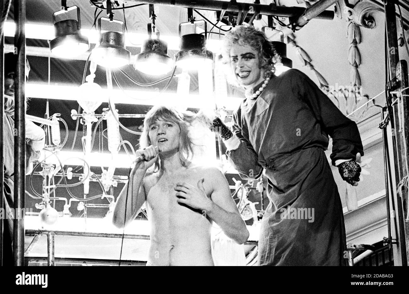 l-r: Rayner Bourton (Rocky Horror), Tim Curry (Frank-n-furter) al Chelsea Classic Cinema, Londra SW3 14/08/1973 trasferimento dal Teatro al piano superiore, libro del Royal Court Theatre, musica e testi di Richard o'Brien Set design: Brian Thomson costumi: Sue Blane illuminazione: Gerry Jenkinson regista: Jim Sharman Foto Stock