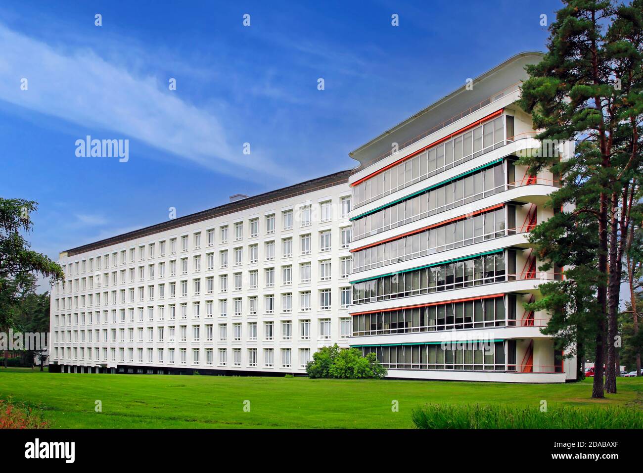 Paimio Sanatorium, progettato dall'architetto finlandese Alvar Aalto e completato nel 1933, in una giornata di sole d'autunno. Paimio, Finlandia. 5 settembre 2020. Foto Stock Paimio Sanatorium, progettato dall'architetto finlandese Alvar Aalto e completato nel 1933, in una giornata di sole d'autunno. Paimio, Finlandia. 5 settembre 2020. Foto Stock