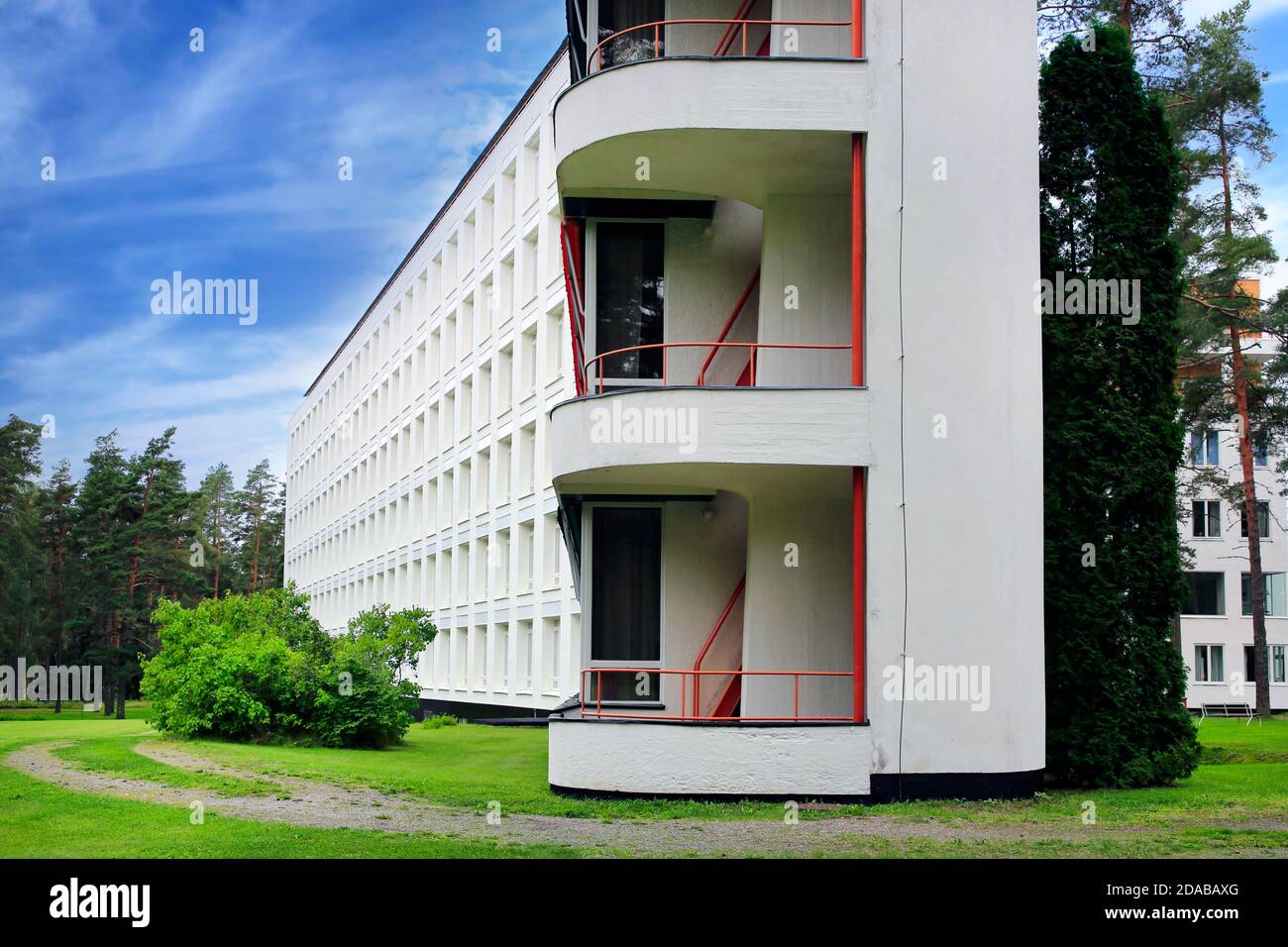 Paimio Sanatorium, progettato dall'architetto finlandese Alvar Aalto e completato nel 1933, in una giornata di sole d'autunno. Paimio, Finlandia. 5 settembre 2020. Foto Stock Paimio Sanatorium, progettato dall'architetto finlandese Alvar Aalto e completato nel 1933, in una giornata di sole d'autunno. Paimio, Finlandia. 5 settembre 2020. Foto Stock
