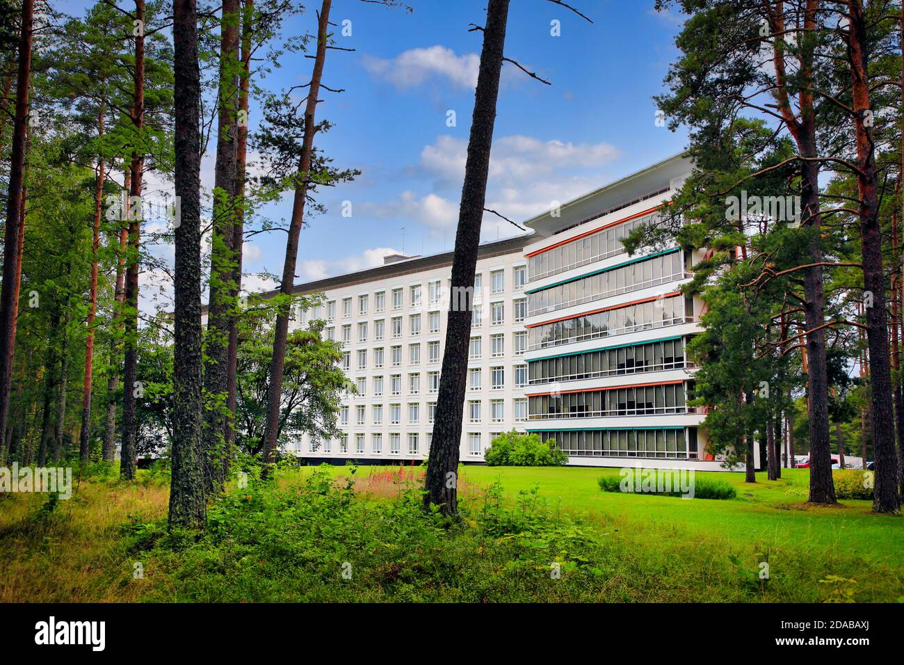 Paimio Sanatorium, progettato dall'architetto finlandese Alvar Aalto e completato nel 1933, è circondato da una pineta. Paimio, Finlandia. 5 settembre 2020. Foto Stock Paimio Sanatorium, progettato dall'architetto finlandese Alvar Aalto e completato nel 1933, è circondato da una pineta. Paimio, Finlandia. 5 settembre 2020. Foto Stock