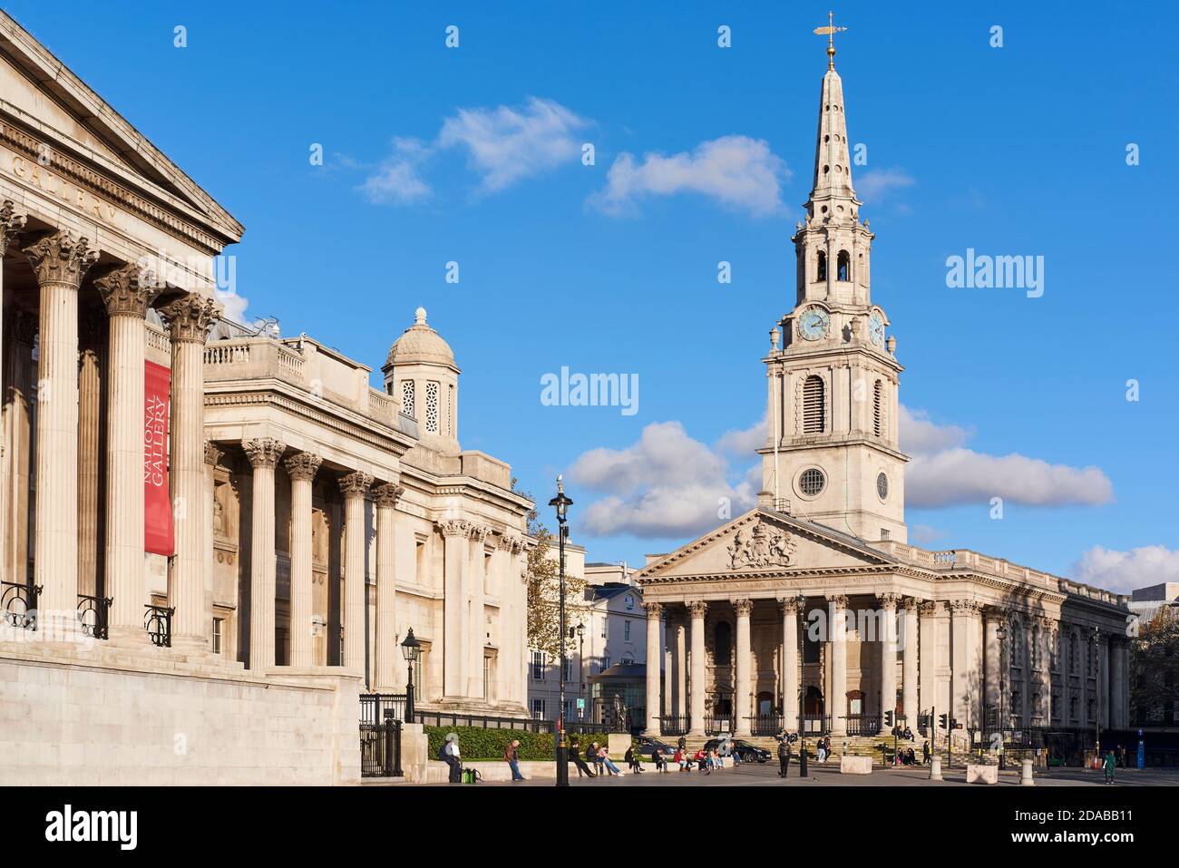 La National Gallery e la chiesa di St Martins-in-the-Fields da Trafalgar Square, nel centro di Londra UK Foto Stock