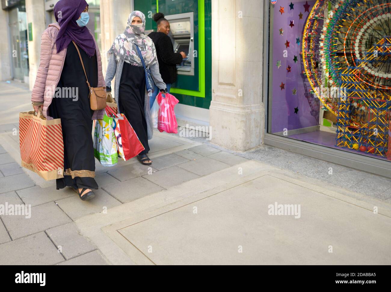 Londra, Inghilterra, Regno Unito. Shopping nel West End durante la pandemia COVID, novembre 2020 Foto Stock