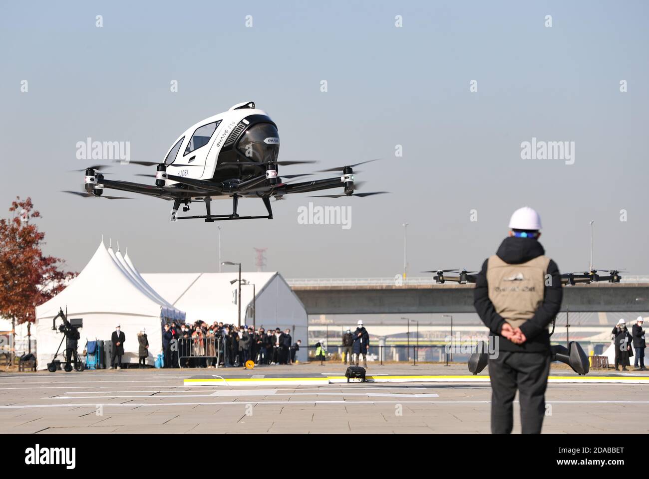 Seoul, Corea del Sud. 11 Nov 2020. Il veicolo aereo autonomo, EHang 216, prodotto dalla società cinese Ehang, sbarca su una piattaforma a Yeouido Hangang Park a Seoul, Corea del Sud, 11 novembre 2020. Il governo metropolitano di Seul, insieme al Ministero del Land, delle infrastrutture e dei trasporti della Corea del Sud, ha tenuto una dimostrazione di volo di droni di consegna e di un veicolo aereo autonomo, o taxi drone, qui mercoledì. Credit: Wang Jingqiang/Xinhua/Alamy Live News Foto Stock