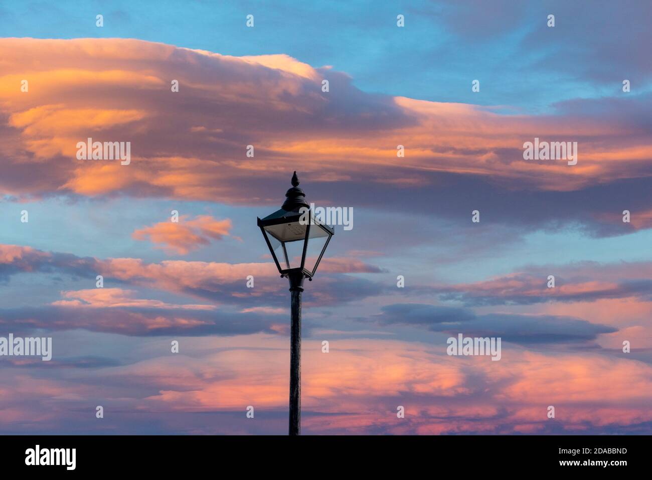 Kent, Inghilterra, Regno Unito. 2020. Kent, Inghilterra, Regno Unito. 2020. Vecchia luce di strada con un sole serale e sfondo nuvolato. Foto Stock