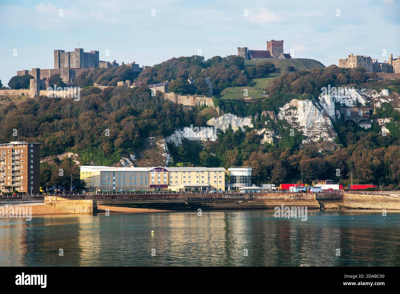 Dover, Kent, Inghilterra, Regno Unito. 2020. Vista dalle banchine occidentali del castello di dover, delle bianche scogliere e dell'hotel sulla spiaggia. Foto Stock