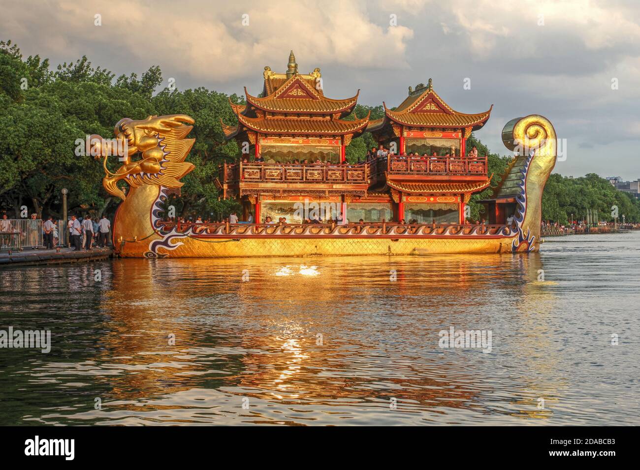 Elaborata barca turistica drago sul Lago Ovest, Hangzhou, Cina all'ora d'oro. Foto Stock