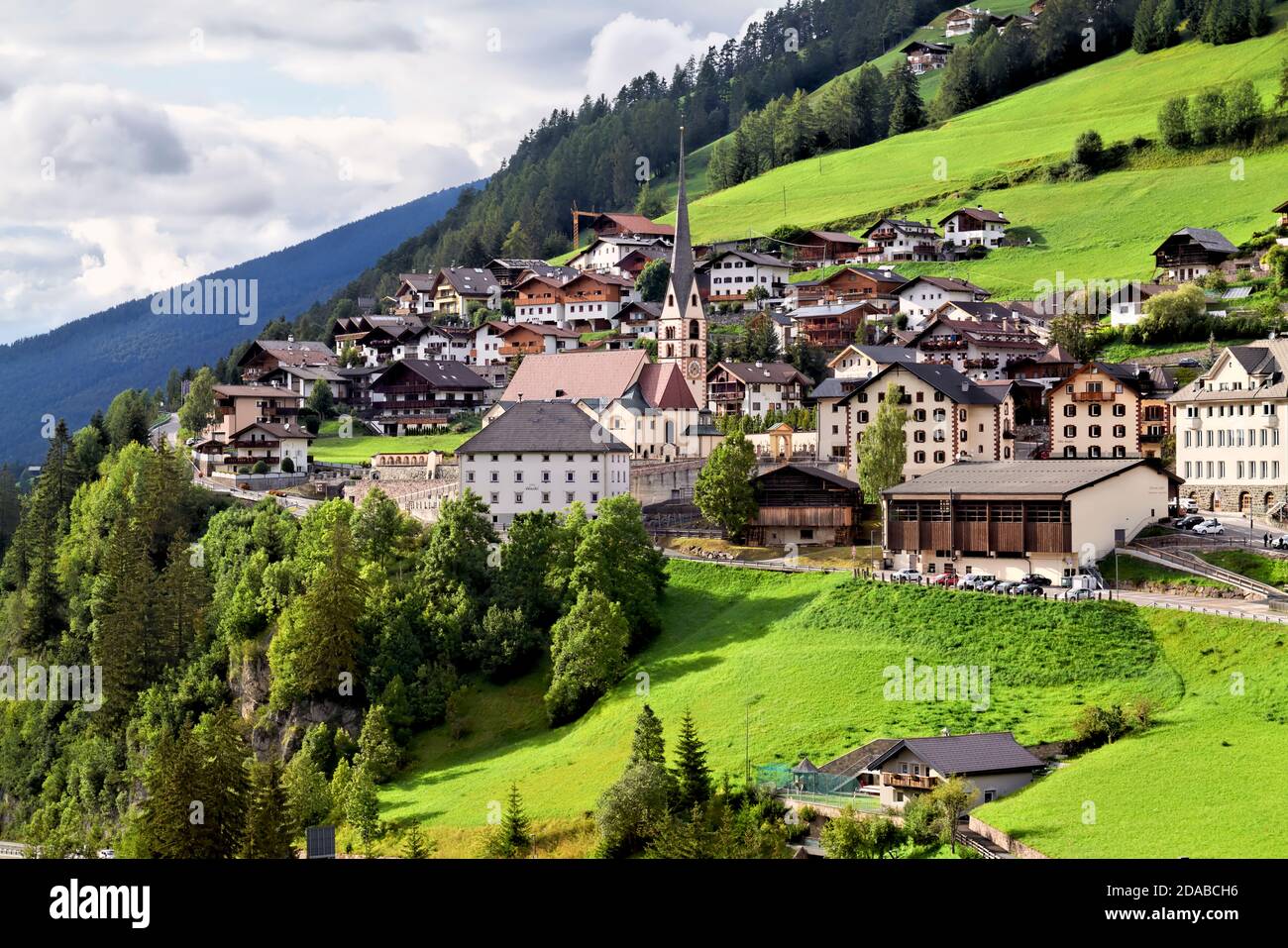 Santa Cristina Val Gardena Alto Adige Italia. Vista panoramica della città con la chiesa Foto Stock