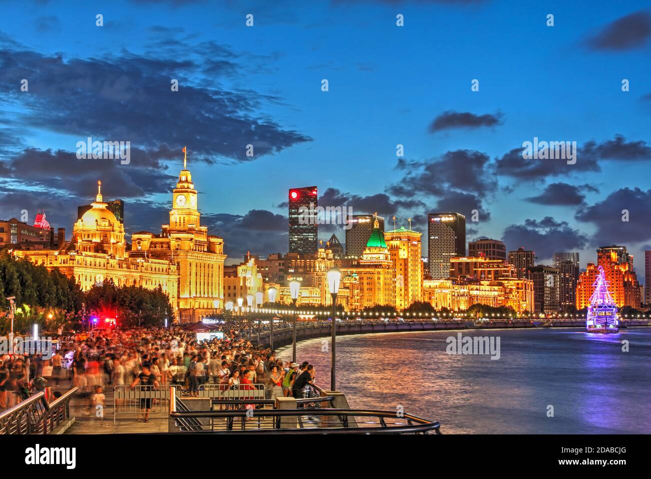Scena notturna lungo il Bund a Shanghai, Cina, con la maggior parte degli edifici in stile coloniale che si affacciano sul fiume Huangpu. Foto Stock