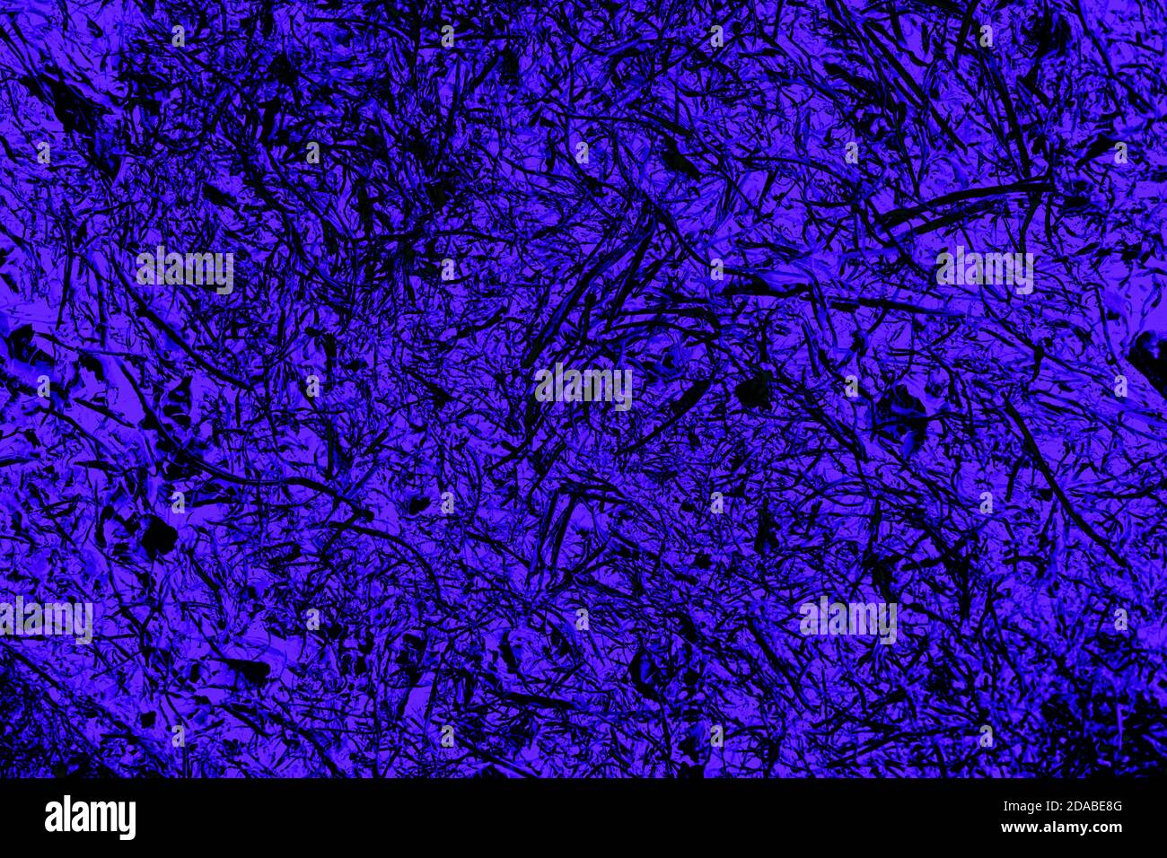 Foto di un unico sfondo astratto. Superficie blu con macchie nere. Foto Stock
