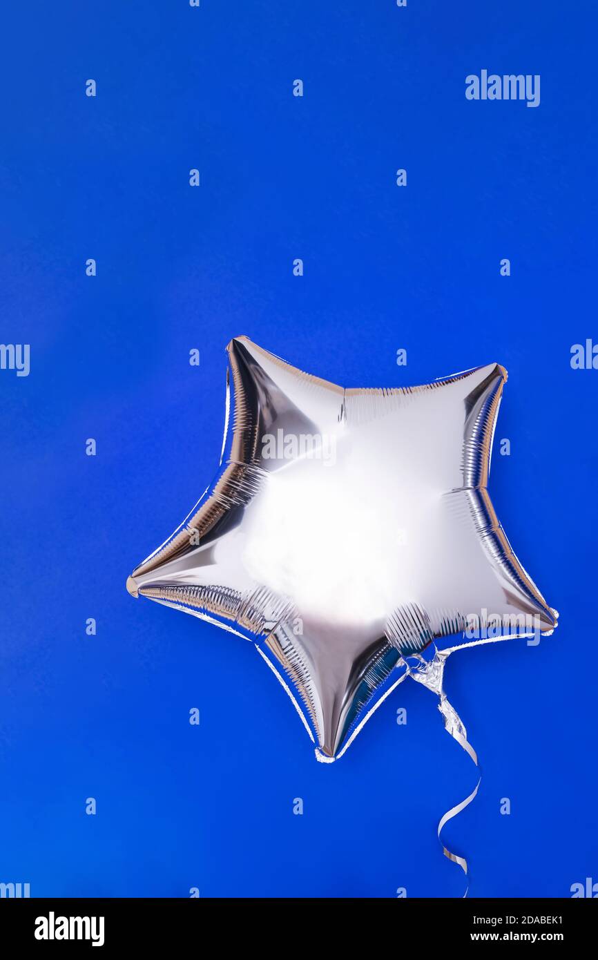 Palloncino blu a forma di stella con lamina di glitter argento Foto Stock