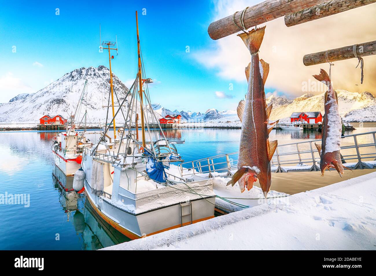 Affascinante vista mattutina del piccolo villaggio di pescatori Ramberg all'alba. Destinazione di viaggio su Lofotens.. Ubicazione: Ramberg, isola di Flakstadoya, Lofoten; Foto Stock